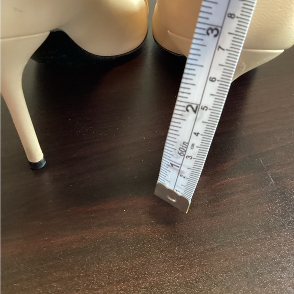 119. Nude Gucci Heels - Picture 7 of 12